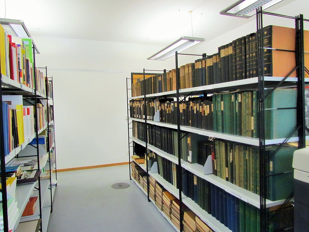 sehr viele Bücher im Regal