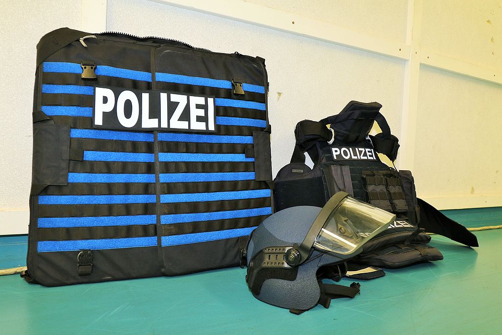 Schutzschild, Helm und Schutzweste