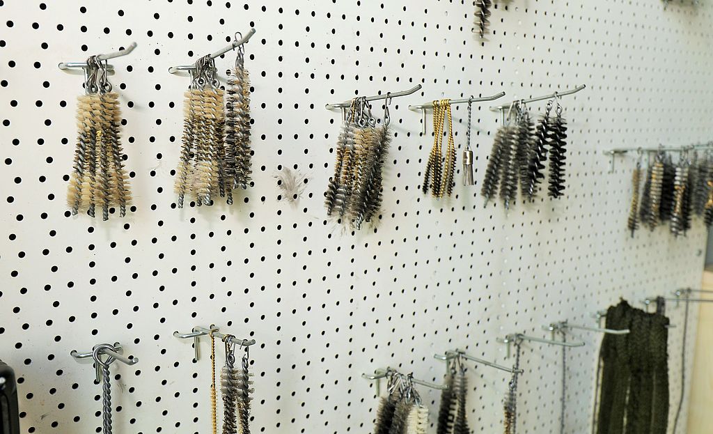 Waffenreinigung Bürsten an der Wand