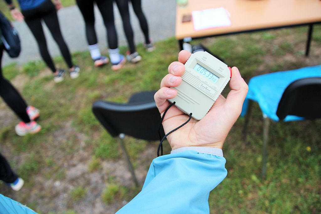 Person hält Stoppuhr