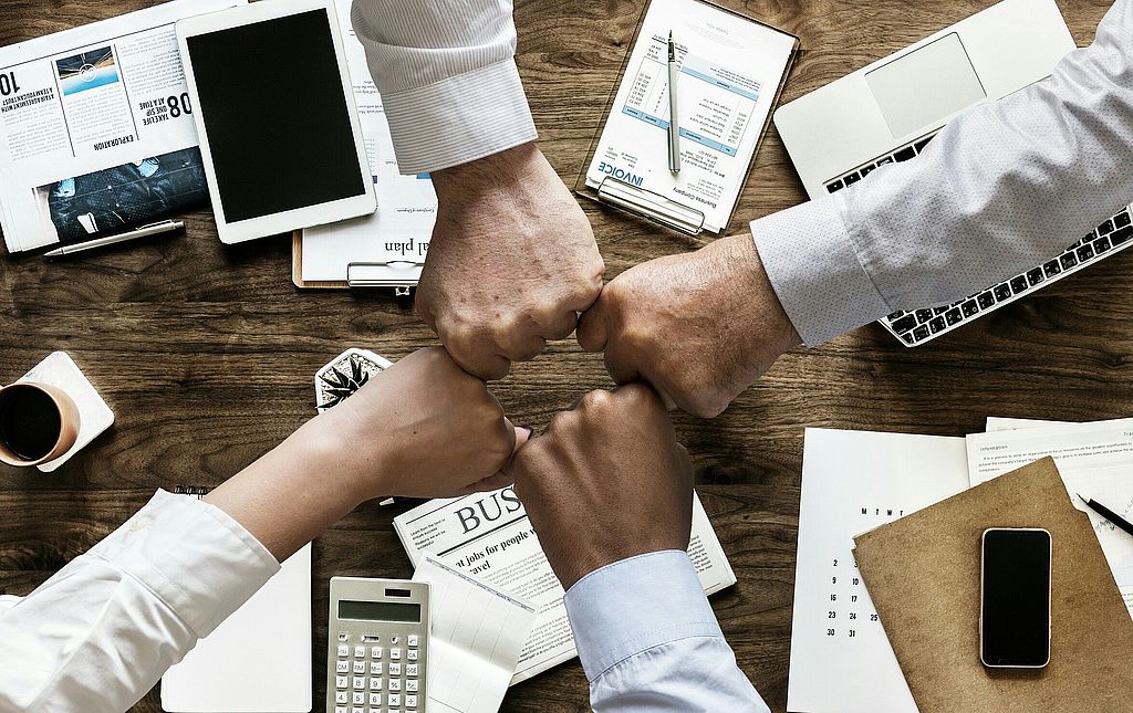 Fäusteberührung zum Teamwork