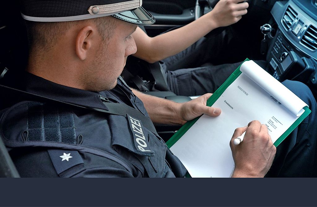 Polizeischüler notiert auf Klemmbrett