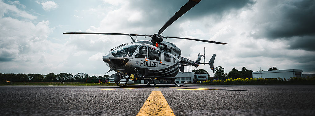 Polizeihubschrauber auf einer Landebahn