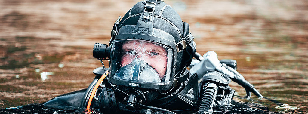 Polizist mit angelegter Taucherausrüstung im Wasser. Link: Zur Seite der Bereitschaftspolizei Thüringen