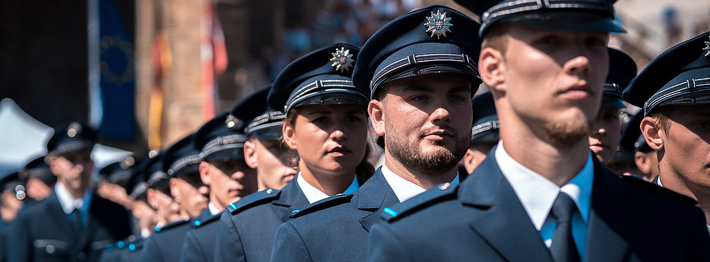 Vereidigung von Polizistinnen und Polizisten vor dem Erfurter Dom. Link: Zur Seite der Bildungseinrichtungen der Thüringer Polizei