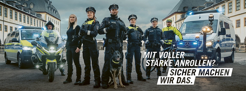Polizeibeamte aus jedem Arbeitsbereich der Thüringer Polizei sowie Polizeifahrzeuge und ein Polizeihund