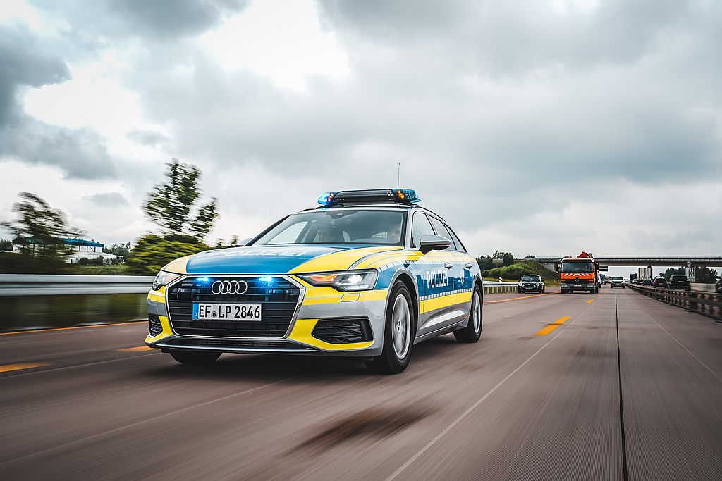 Audi A4 Streifenfahrzeug Polizei auf der Autobahn
