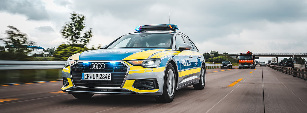 Streifenwagen der Polizei auf der Straße.