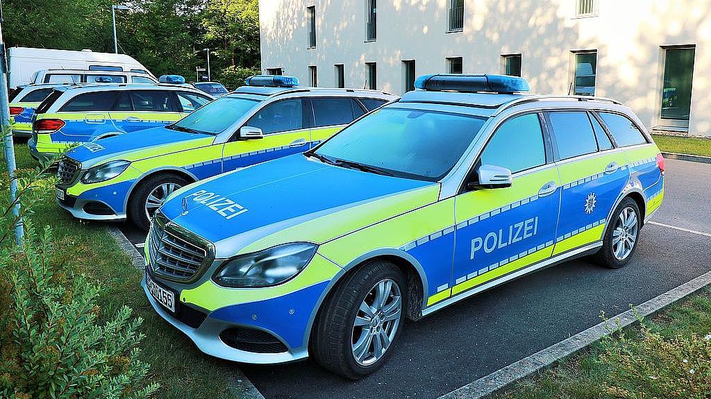 Polizeifahrzeuge parken