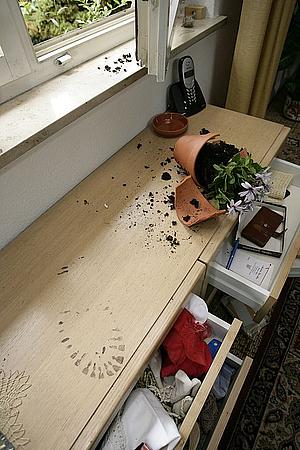Foto eines verwüsteten Schreibtischs nach einem Einbruch