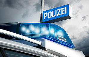 Polizeirevier am Abend Blaulicht auf Polizeiauto