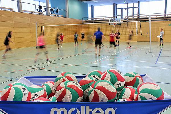 Multifunktionshalle Bälle und Volleyballspieler