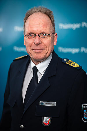 . Thomas Quittenbaum, Vizepräsidenten der Landespolizeidirektion, Thomas Quittenbaum, vor einem blauen Hintergrund mit Aufschrift Thüringer Polizei