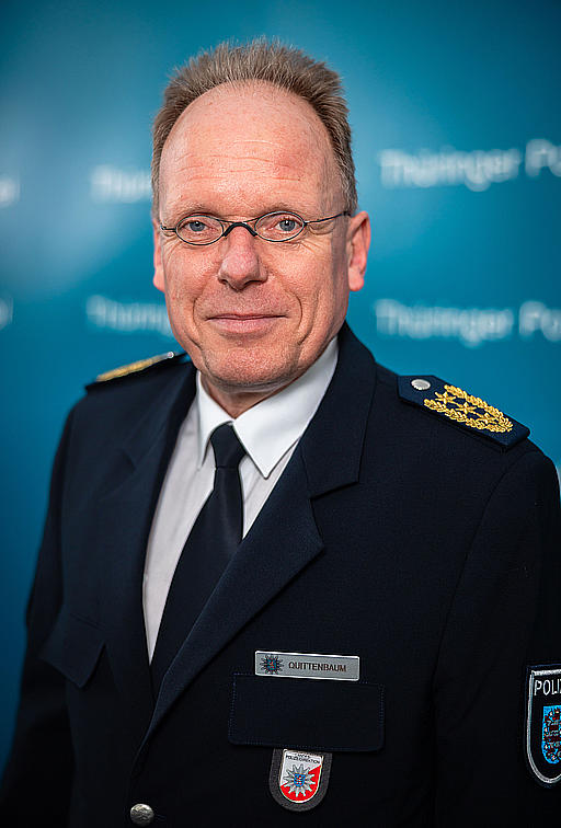 . Thomas Quittenbaum, Vizepräsidenten der Landespolizeidirektion, Thomas Quittenbaum, vor einem blauen Hintergrund mit Aufschrift Thüringer Polizei