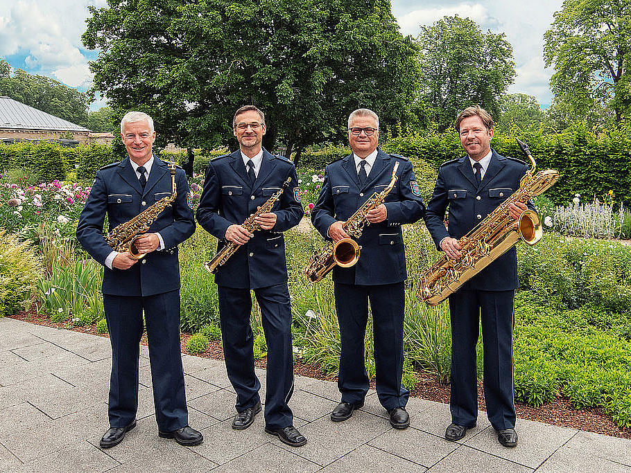 Saxophonquartett Foto von vier Musikern mit Saxophonen des Polizeimusikkorps im Grünen