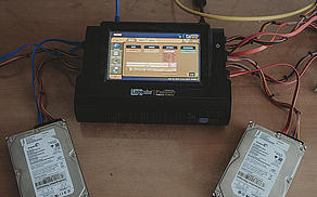 Ein Logicube Falcon mit angeschlossenen Festplatten.