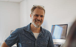 Projektleiter Steven M. lächelt in die Kamera