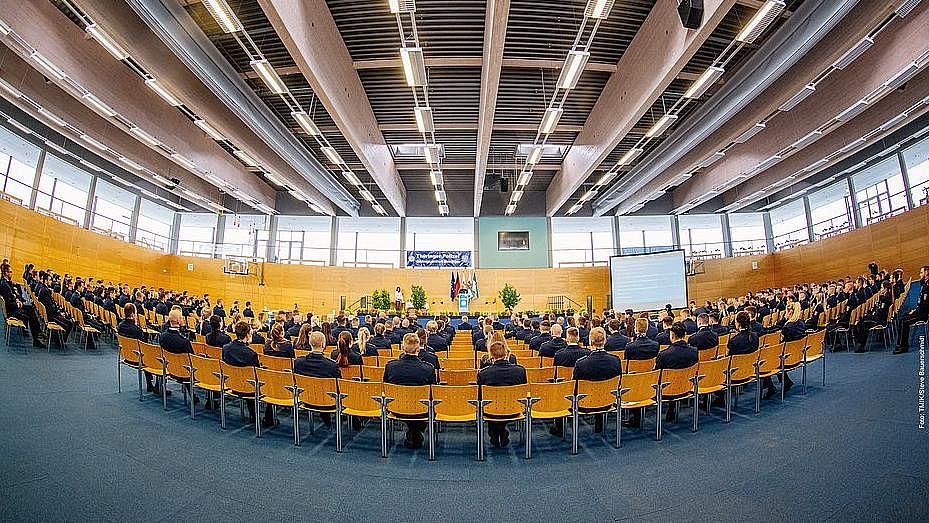 Sitzende Polizeischüler bei Ernennung