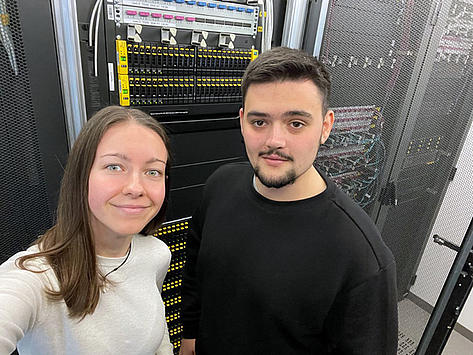 Zwei angehende Verwaltungsinformatiker im Serverraum