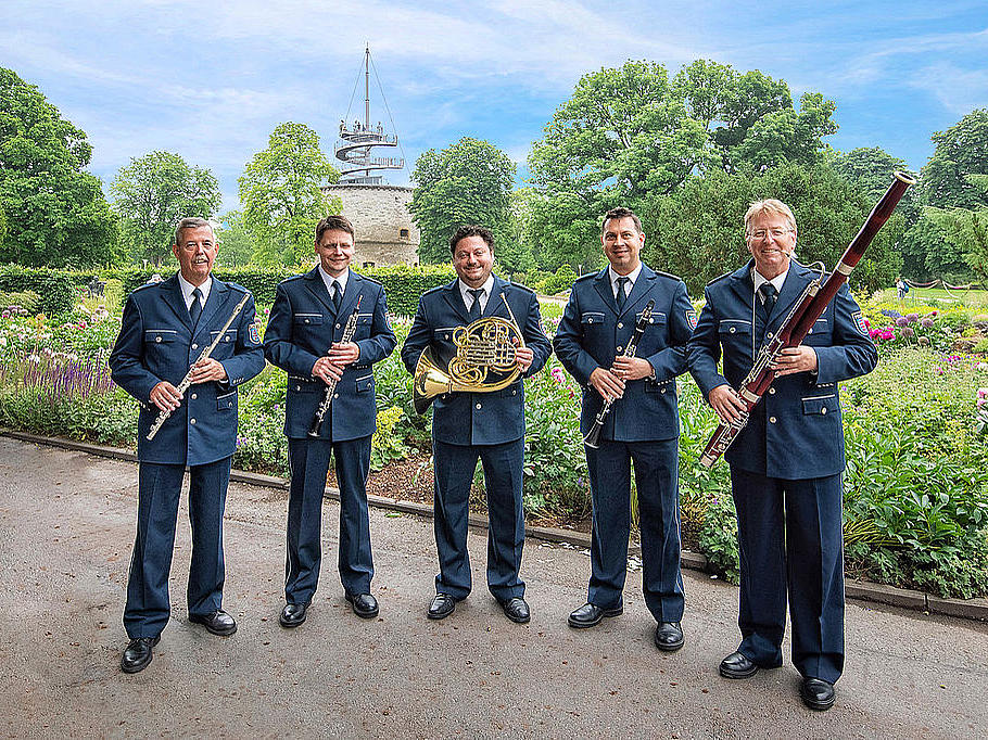 Holzbläserquintett Gruppenaufnahme von fünf Musikern mit Holzblasinstrumenten des Polizeimusikkorps Thüringen