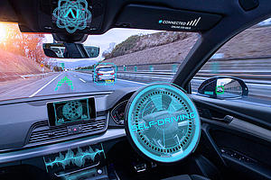 高速で走る自動運転の車 5Gテクノローのイメージ Selbstfahrende Autos mit hoher Geschwindigkeit auf einer Straße, Bild der 5G-Technologie, Symbole in blauem, modernen Design erscheinen über dem Lenkrad