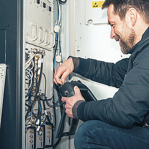 Nico Wagner am Schaltschrank