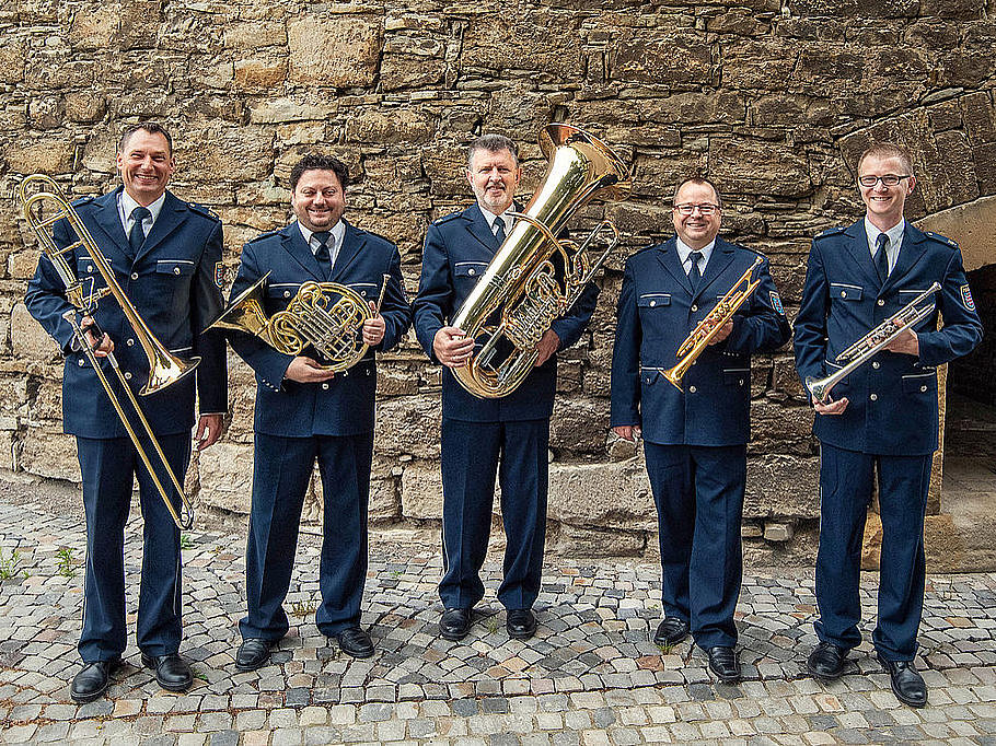 Blechbläserquintett Gruppenaufnahme von fünf Musikern mit Blechblasinstrumenten des Polizeimusikkorps Thüringen
