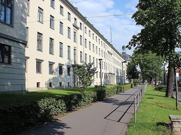 Dienstgebäude der Landespolizeidirektion Dienstgebäude Landespolizeidirektion mit Fußweg und Rasen