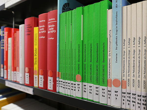 Strafgesetzbücher im Regal
