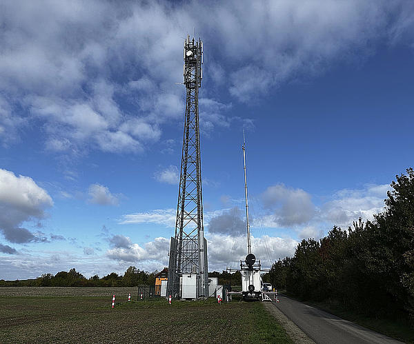 BOS Mast in der Nähe eines Waldrands