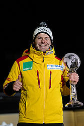 Christopher Grotheer mit Trophäe in der Hand