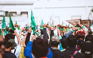 Menschen heben die Hände in die Luft und kämpfen für Protest