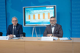 Thüringens Innenminister Georg Maier und LKA-Präsident Dirk Löther bei der Pressekonferenz zur Veröffentlichung der PKS und PMK