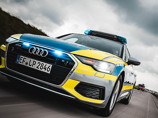 Streifenwagen der Autobahnpolizei Streifenwagen mit Blaulicht auf der Autobahn