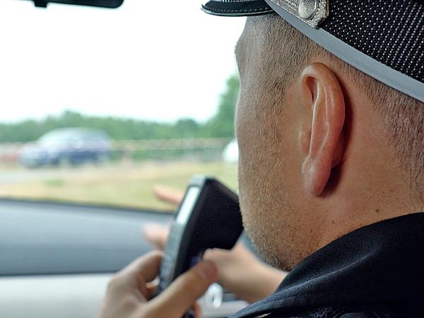 Polizeischüler spricht in Funkgerät
