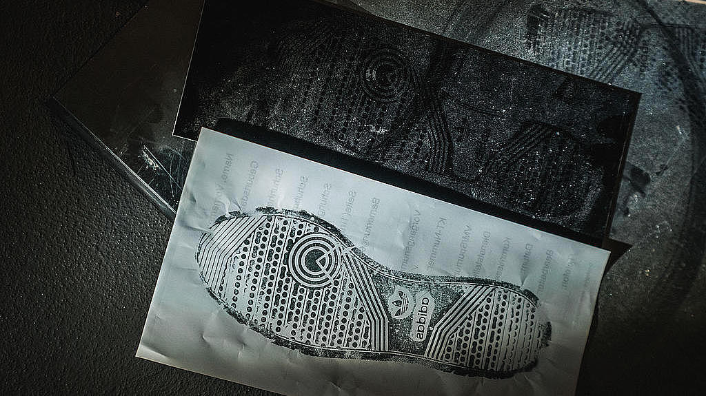 Fußabdruck eines Adidasturnschuhs