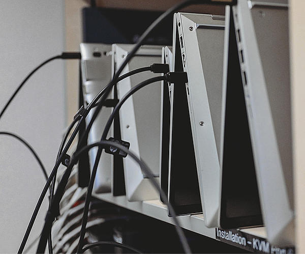 Laptops im Regal. Bereit für den Einsatz