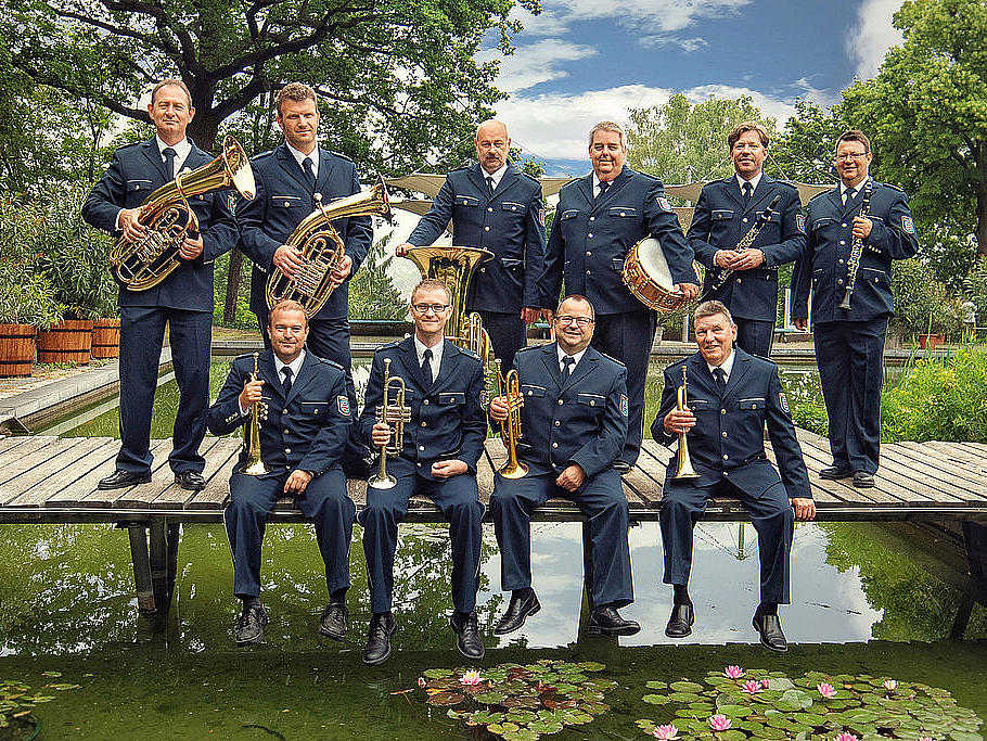 Blasmusikensemble Gruppenaufnahme auf einer Brücke auf einem Teich des Blasmusikensemble des Polizeimusikkorps Thüringen