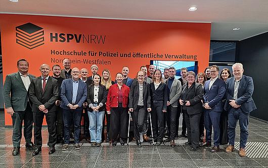Die Teilnehmerinnen und Teilnehmer der Tagung. Links außen Uli Grötsch, Polizeibeauftragter des Bundes, u.a. weiterhin in der ersten Reihe: Prof. Dr. Thomas Grumke (HSPV NRW) und Prof. Dr. Andrea Fischbach (DHPol).