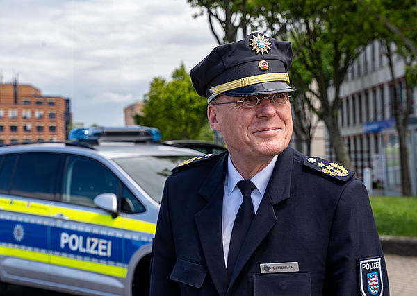 Präsident der Landespolizeidirektion Thomas Quittenbaum vor einem Funkstreifenwagen.