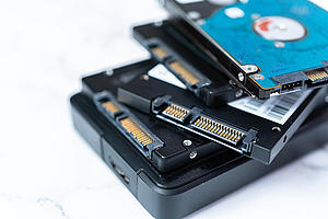 Hard drive Bild von mehreren Festplatten, Platinen sind sichtbar