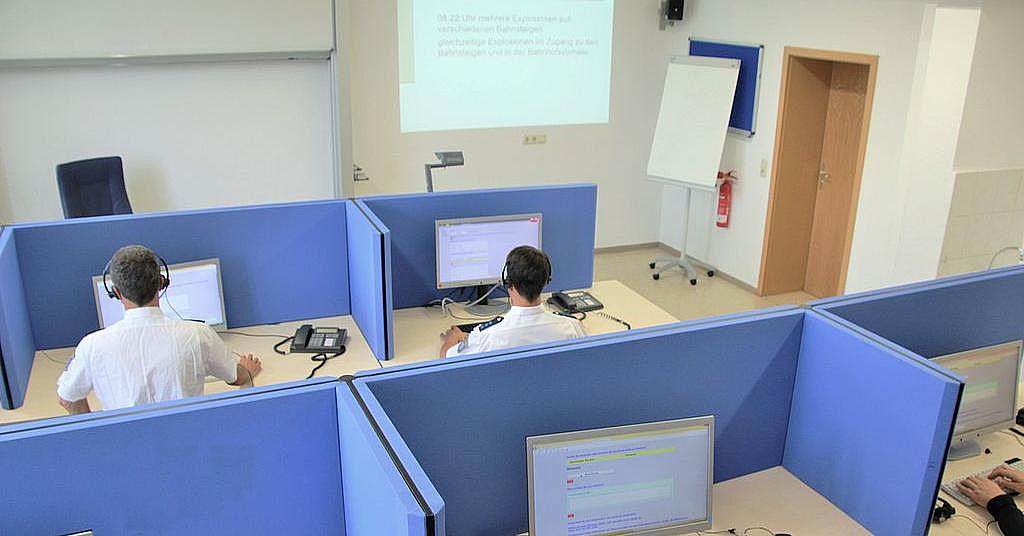 Zwei Polizisten bei der Fortbildung im Computerraum