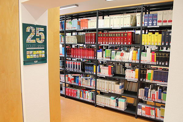 Bücherregal in der Bibliothek