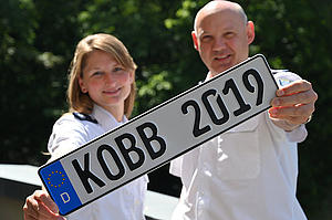 Zwei Polizisten mit Autokennzeichen Kobb 2019