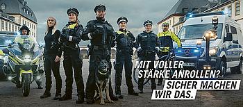 Plakat zur Werbekampagne mit sieben Polizisten, einem Hund, einem Motorrad und zwei Fahrzeugen