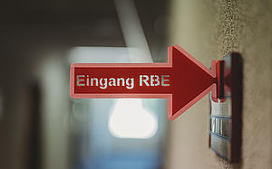 Ein roter Pfeil zeigt auf den Arbeitsbereich der RBE
