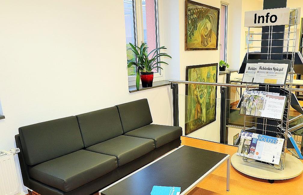 Infoecke Couch, Tisch und Zeitschriften