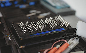 verschiedene Bits zum Schrauben an technischen Geräten
