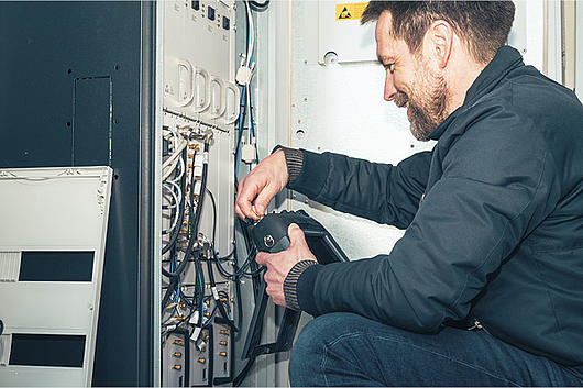 Nico Wagner am Schaltschrank