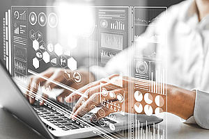 Data Analysis for Business and Finance Concept. Graphic interface showing future computer technology of profit analytic, online marketing research and information report for digital business strategy. eine Person sitzt an einem Computer und tippt auf der Tastatur. Über der Tastatur erscheinen transparent Zeichen, Formeln und Symbole.